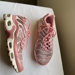 Nike Air Max Plus sneakers in the Sheen/Metallic Gold "Goddess Night Out Pack".8